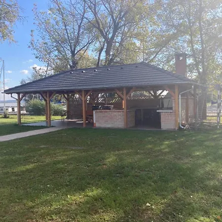 Lejlighedshotel Akvarium Apartmanhazak *